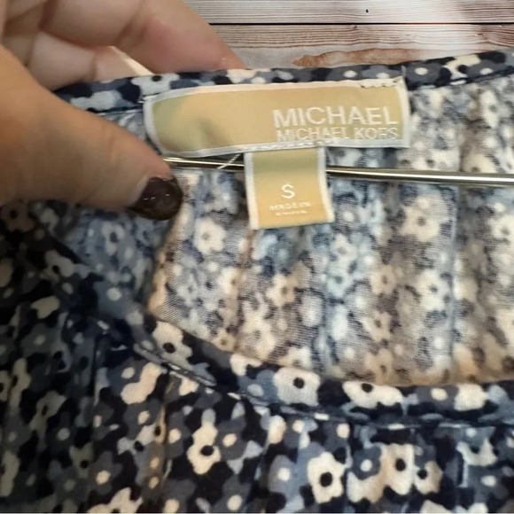 Michael Kors Blue Floral Print Ruffled Half Sleeve Top size Small - Picture 4 of 5